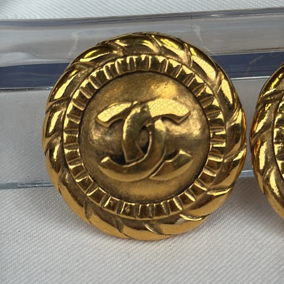 COA CHANEL CC 24K Goldplated Earrings 1.2” Diameter Vintage Clip On - Picture 5 of 9
